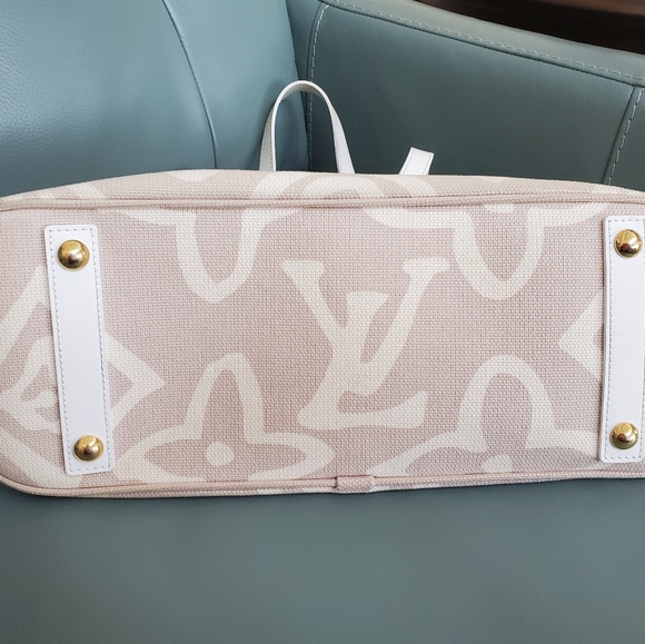 Louis Vuitton - Picture 5 of 10